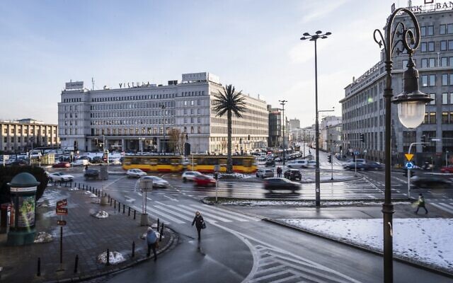 Le palmier de Varsovie, une installation artistique nommée "Salutations de l'avenue de Jérusalem", par l'artiste polonaise Joanna Rajkowska, sur un rond-point central de l'avenue de Jérusalem à Varsovie, en Pologne, le 21 janvier 2021. (Crédit : Wojtek RADWANSKI / AFP)