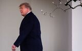 Le président américain Donald Trump se rend dans le bureau Ovale dans la Maison Blanche après son retour de Floride, à Washington, le 31 décembre 2020. (Crédit : Bill O'Leary/The Washington Post via Getty Images via JTA)