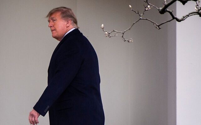 Le président américain Donald Trump se rend dans le bureau Ovale dans la Maison Blanche après son retour de Floride, à Washington, le 31 décembre 2020. (Crédit : Bill O'Leary/The Washington Post via Getty Images via JTA) Le président américain Donald Trump se rend dans le bureau Ovale dans la Maison Blanche après son retour de Floride, à Washington, le 31 décembre 2020. (Crédit : Bill O'Leary/The Washington Post via Getty Images via JTA)