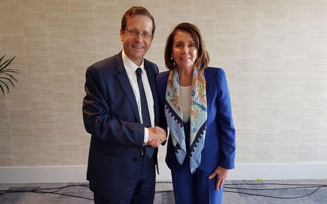 Le chef de l'opposition israélien de l'époque, Isaac Herzog, avec Nancy Pelosi à Tel Aviv, le 26 mars 2018. (Crédit : Twitter / Isaac Herzog via JTA)