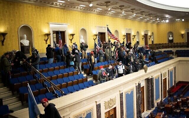 Une foule pro-Trump se rassemble à l'intérieur de la salle du Sénat au Capitole américain après que des groupes ont pris d'assaut le bâtiment le 6 janvier 2021 à Washington, DC. (Crédit : Gagner McNamee/Getty Images/AFP) Une foule pro-Trump se rassemble à l'intérieur de la salle du Sénat au Capitole américain après que des groupes ont pris d'assaut le bâtiment le 6 janvier 2021 à Washington, DC. (Crédit : Gagner McNamee/Getty Images/AFP)