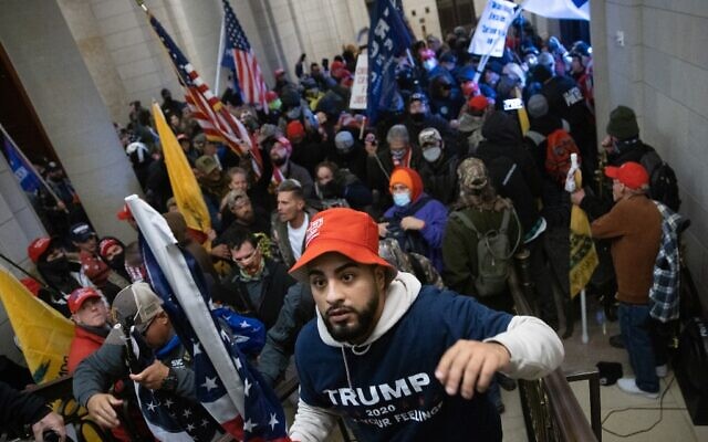 Une foule de partisans de Trump s'introduit dans le Capitole américain le 6 janvier 2021 à Washington. (Crédit : Win McNamee/Getty Images/AFP) Une foule de partisans de Trump s'introduit dans le Capitole américain le 6 janvier 2021 à Washington. (Crédit : Win McNamee/Getty Images/AFP)