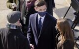 Le sénateur élu Jon Ossoff arrive à l'investiture du président élu des États-Unis Joe Biden sur le front ouest du Capitole américain le 20 janvier 2021 à Washington, DC. (Crédit : Drew Angerer/Getty Images/AFP