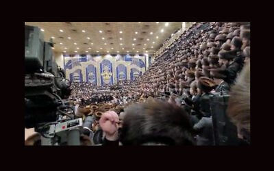 Des milliers de personnes sont réunies pour le mariage du fils du rabbin Ben Zion Halberstam, grand rabbin d'une faction de la dynastie hassidique Bobov. (Capture d'écran de WhatsApp via JTA)