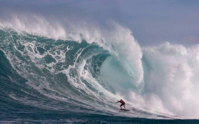 Makua Rothman surfe à  Pe'ahi à Hawaï, le 14 janvier 2018. (Brian Bielmann/AFP )