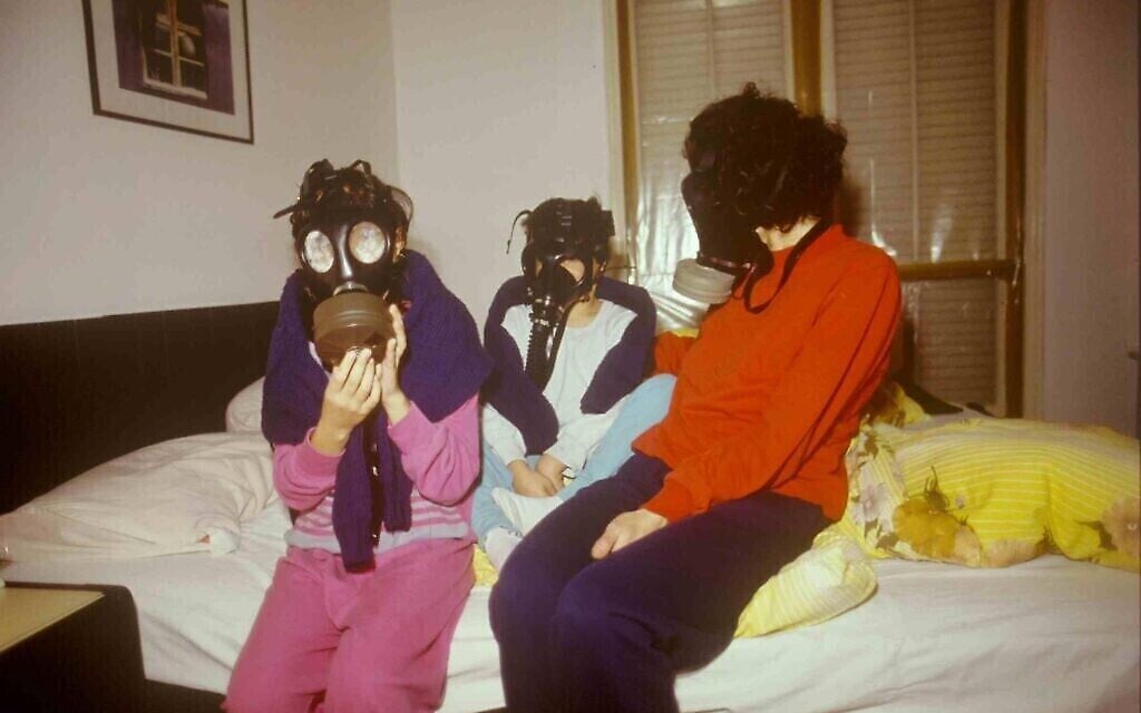 Une famille israélienne avec des masques à gaz par crainte d'une attaque à l'arme chimique, pendant la guerre du Golfe de 1991. (Michael Tzarfati / Archives du ministère de la Défense)
