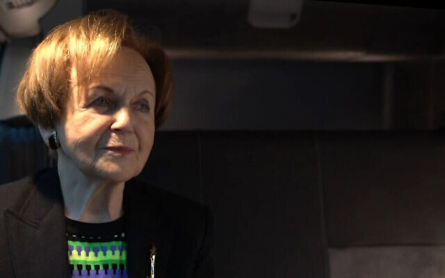Mala Tribich raconte comment elle a survécu à la Shoah dans le studio mobile Learning from the Righteous à Londres, au Royaume-Uni, en décembre 2020. (Learning from the Righteous/ via JTA) Mala Tribich raconte comment elle a survécu à la Shoah dans le studio mobile Learning from the Righteous à Londres, au Royaume-Uni, en décembre 2020. (Learning from the Righteous/ via JTA)