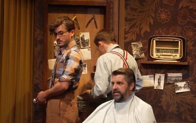 Scène de la pièce de théâtre "Le petit coiffeur", d'Eric-Emmanuel Schmitt. (Capture d'écran Vimeo)