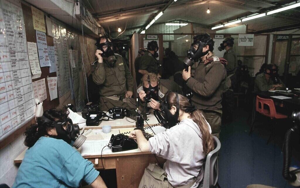 Des responsables militaires d'un centre de commandement avec des masques à gaz lors d'une attaque de missiles Scud contre Israël pendant la première guerre du Golfe de 1991. (Noam Wind, Asaf Topaz et Michael Tzarfati / Archives du ministère de la Défense)