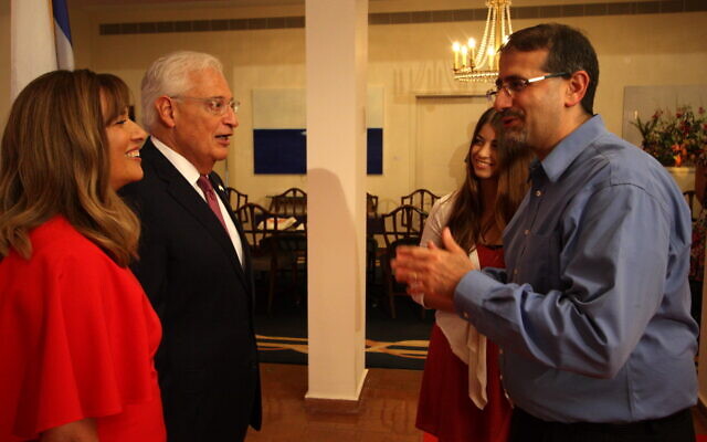 Tammy Friedman, (à gauche), l'ambassadeur David Friedman (deuxième à gauche) et l'ancien ambassadeur Dan Shapiro (à droite) à la résidence de l'ambassadeur à Herzliya en 2017. (Ambassade des États-Unis) Tammy Friedman, (à gauche), l'ambassadeur David Friedman (deuxième à gauche) et l'ancien ambassadeur Dan Shapiro (à droite) à la résidence de l'ambassadeur à Herzliya en 2017. (Ambassade des États-Unis)