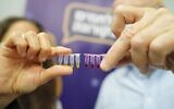 Échantillons du test NaorCov19, développé par l'Institut de technologie Technion-Israël. Le rouge indique un résultat positif ; le jaune est négatif. (Crédit : Technion-Israel Institute of Technology)