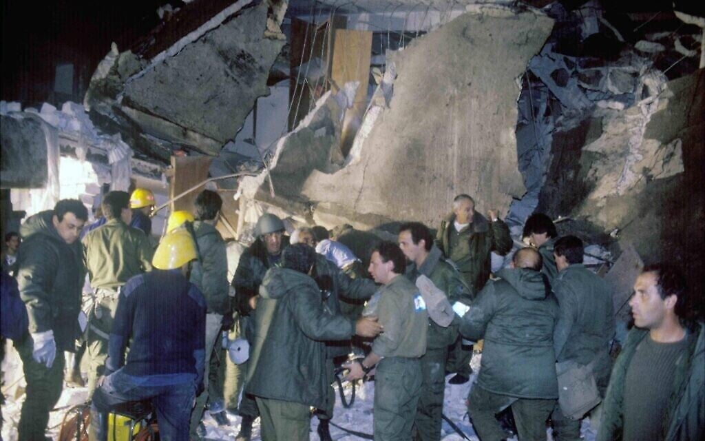 Du personnel militaire inspecte un bâtiment touché par un missile Scud tiré par l'Irak pendant la première guerre du Golfe de 1991. (Noam Wind / Archives du ministère de la Défense)