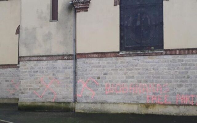 Les croix gammées découvertes à Echouboulains, accompagnées des mots "Biobananas" et "Free party". (Crédit : Mairie d’Echouboulains)