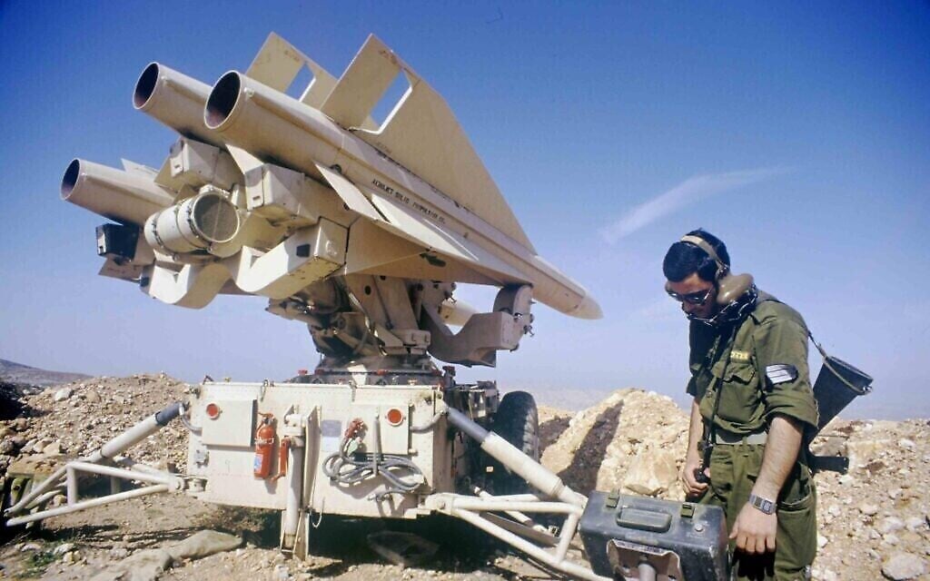 Un soldat israélien utilise un système de missiles sol-air Hawk pendant la première guerre du Golfe de 1991. (Crédit : Asaf Topaz / Archives du ministère de la Défense)