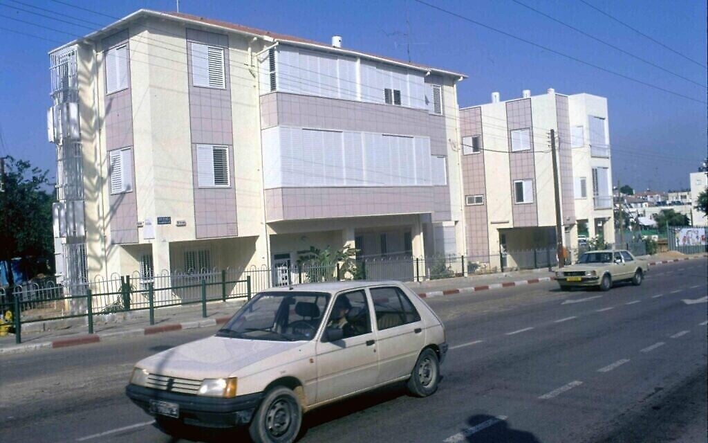 Un immeuble israélien reconstruit après avoir été détruit lors d'une attaque de missiles Scud pendant la première guerre du Golfe de 1991. (Archives du ministère de la Défense)