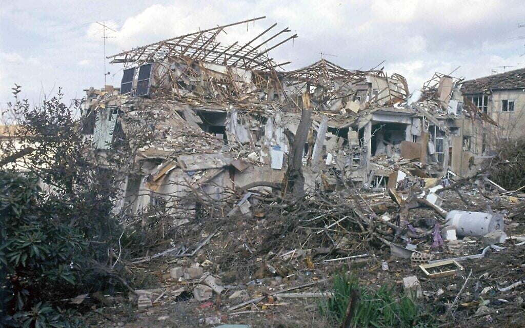 Un immeuble israélien détruit lors d'une attaque de missiles Scud pendant la Première Guerre du Golfe de 1991. (Archives du ministère de la Défense)