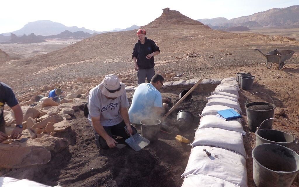 Le site 34 des fouilles de la vallée de Timna, qui s'appelait dans le passé "la colline des esclaves". Les nouvelles conclusions indiquent que les forgerons qui travaillaient sur le site bénéficiaient d'un haut statut social. (Crédit : Erez Ben-Yosef, université de Tel Aviv)