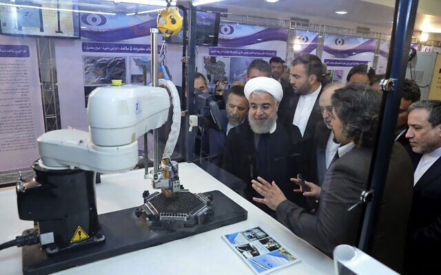 Le président Hassan Rouhani écoute des explications sur les nouvelles réalisations nucléaires lors d'une cérémonie marquant la "Journée nationale du nucléaire" à Téhéran, Iran, le 9 avril 2018. (Bureau de la présidence iranienne via AP) Le président Hassan Rouhani écoute des explications sur les nouvelles réalisations nucléaires lors d'une cérémonie marquant la "Journée nationale du nucléaire" à Téhéran, Iran, le 9 avril 2018. (Bureau de la présidence iranienne via AP)