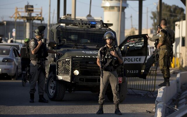 Photo d'illustration : La police des frontières se déploie au checkpoint de Qalandiya, au nord de Jérusalem, en Cisjordanie, après une attaque au couteau apparente, le 18 septembre 2019. (Crédit :AP Photo/Majdi Mohammed)
