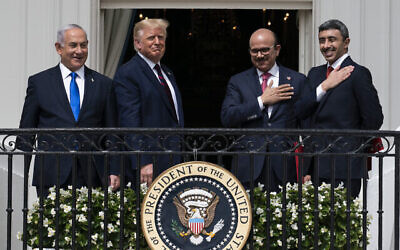 De gauche à droite : Le premier ministre Benjamin Netanyahu, le président américain Donald Trump, le ministre des Affaires étrangères du Bahreïn Abdullatif al-Zayani et le ministre des Affaires étrangères des Émirats arabes unis Abdullah bin Zayed al-Nahyan sont vus sur le balcon de la Blue Room après avoir signé les accords d'Abraham lors d'une cérémonie sur la pelouse sud de la Maison Blanche à Washington, le 15 septembre 2020. (AP Photo/Alex Brandon)