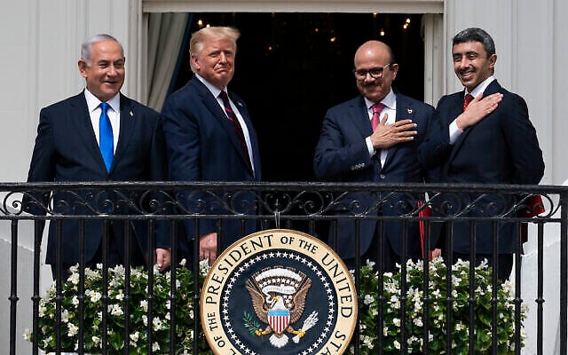 De gauche à droite : Le premier ministre Benjamin Netanyahu, le président américain Donald Trump, le ministre des Affaires étrangères du Bahreïn Abdullatif al-Zayani et le ministre des Affaires étrangères des Émirats arabes unis Abdullah bin Zayed al-Nahyan sont vus sur le balcon de la Blue Room après avoir signé les accords d'Abraham lors d'une cérémonie sur la pelouse sud de la Maison Blanche à Washington, le 15 septembre 2020. (AP Photo/Alex Brandon)