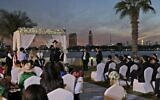Un rabbin lors d'un mariage traditionnel juif sous une canopée, lors de l'union entre  Noemie Azerad, à gauche, et Simon David Benhamou, dans un hôtel de Dubaï, aux Emirats arabes unis, le 17 décembre 2020. (Crédit : Kamran Jebreili/AP)