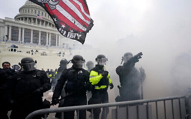 La police retient les partisans de Trump qui ont tenté de franchir une barrière policière, le 6 janvier 2021, au Capitole à Washington. (Crédit : AP Photo/Julio Cortez) La police retient les partisans de Trump qui ont tenté de franchir une barrière policière, le 6 janvier 2021, au Capitole à Washington. (Crédit : AP Photo/Julio Cortez)