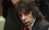 Le producteur de musique Phil Spector est assis dans une salle d'audience pour sa condamnation à Los Angeles, le 29 mai 2009. (Crédit : AP Photo/Jae C. Hong, Pool, Dossier)