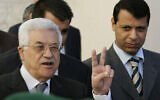Le dirigeant de l’Autorité palestinienne, Mahmoud Abbas, faisant le signe de la victoire (V) sous le regard du dirigeant du Fatah Mohammed Dahlan, après leur rencontre avec le Premier ministre britannique Tony Blair dans son bureau de Ramallah, en Cisjordanie, le 18 décembre 2006. (Crédit : Kevin Frayer/AP)