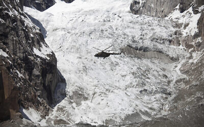Illustration - Un hélicoptère de l'armée pakistanaise survole le site d'une avalanche au-dessus du camp de Gayari, le 18 avril 2012 (Crédit : AP Photo/B.K. Bangash)