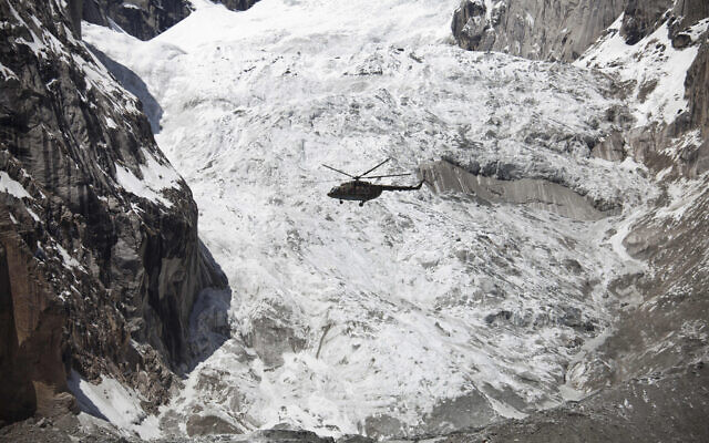 Illustration - Un hélicoptère de l'armée pakistanaise survole le site d'une avalanche au-dessus du camp de Gayari, le 18 avril 2012 (Crédit : AP Photo/B.K. Bangash) Illustration - Un hélicoptère de l'armée pakistanaise survole le site d'une avalanche au-dessus du camp de Gayari, le 18 avril 2012 (Crédit : AP Photo/B.K. Bangash)