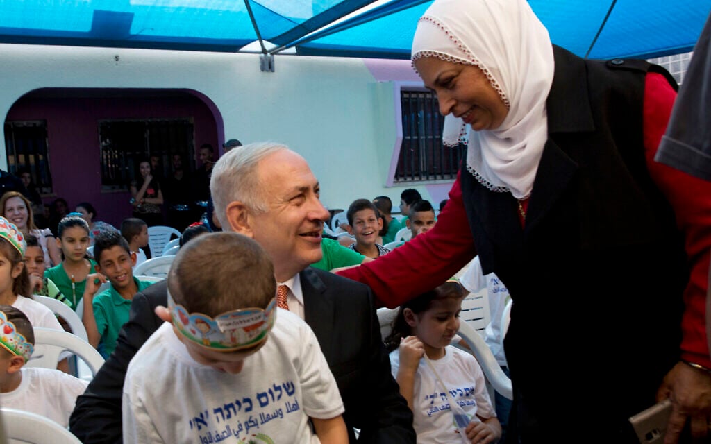 Illustration : Le Premier ministre Benjamin Netanyahu pose pour une photo avec des élèves le premier jour d'école dans la ville arabe israélienne de Tamra, le jeudi 1er septembre 2016. (AP/Sebastian Scheiner)