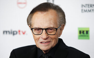 Larry King assiste aux 45e Emmy Awards au New York Hilton, le 20 novembre 2017 à New York. (Crédit : Andy Kropa / Invision / AP)