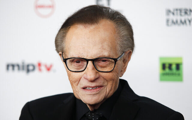 Larry King assiste aux 45e Emmy Awards au New York Hilton, le 20 novembre 2017 à New York. (Crédit : Andy Kropa / Invision / AP) Larry King assiste aux 45e Emmy Awards au New York Hilton, le 20 novembre 2017 à New York. (Crédit : Andy Kropa / Invision / AP)