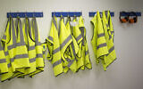 Illustration : Des gilets de sécurité sont accrochés dans une usine du sud d'Israël, le 13 mars 2018. (AP/Ariel Schalit)
