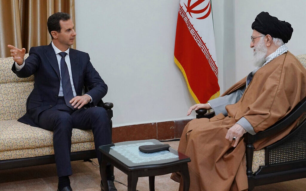 Sur cette photo diffusée par l'agence de presse syrienne SANA, le président Bashar Assad, à gauche, parle avec le chef suprême iranien, l'Ayatollah Ali Khamenei, pendant leur rencontre à Téhéran, le 25 février 2019 (Crédit : SANA via AP) Sur cette photo diffusée par l'agence de presse syrienne SANA, le président Bashar Assad, à gauche, parle avec le chef suprême iranien, l'Ayatollah Ali Khamenei, pendant leur rencontre à Téhéran, le 25 février 2019 (Crédit : SANA via AP)