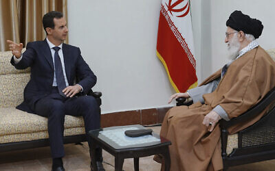 Sur cette photo diffusée par l'agence de presse syrienne SANA, le président Bashar Assad, à gauche, parle avec le  chef suprême iranien, l'Ayatollah Ali Khamenei, pendant leur rencontre à Téhéran, le 25 février 2019 (Crédit :  SANA via AP)