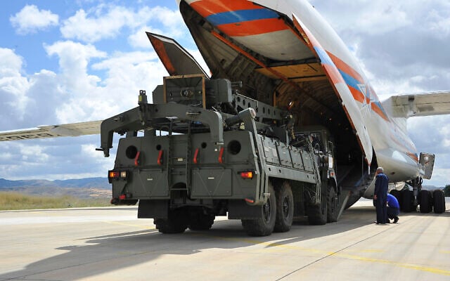 Des véhicules et du matériel militaires, ainsi que des pièces des systèmes de défense aérienne S-400, déchargés d’un avion de transport russe à l’aéroport militaire de Murted, à Ankara, en Turquie, le 12 juillet 2019. (Crédit : Ministère de la Défense via AP, Pool)