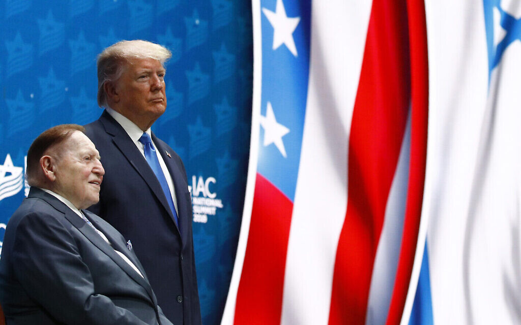 Le président américain Donald Trump (à droite) aux côtés du directeur général de la Las Vegas Sands Corporation et grand donateur républicain Sheldon Adelson avant de s'exprimer lors du sommet national du Conseil israélo-américain à Hollywood, en Floride, le 7 décembre 2019. (AP Photo/Patrick Semansky) Le président américain Donald Trump (à droite) aux côtés du directeur général de la Las Vegas Sands Corporation et grand donateur républicain Sheldon Adelson avant de s'exprimer lors du sommet national du Conseil israélo-américain à Hollywood, en Floride, le 7 décembre 2019. (AP Photo/Patrick Semansky)