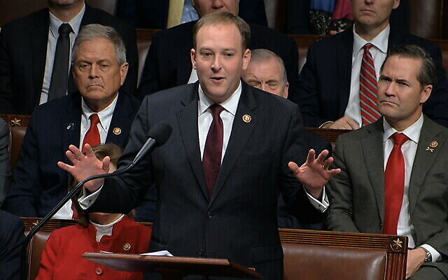 Le député républicain Lee Zeldin de New York prend la parole alors que la Chambre des représentants débat des motions de destitution du président américain Donald Trump au Capitole à Washington, le 18 décembre 2019. (Crédit : House Television via AP) Le député républicain Lee Zeldin de New York prend la parole alors que la Chambre des représentants débat des motions de destitution du président américain Donald Trump au Capitole à Washington, le 18 décembre 2019. (Crédit : House Television via AP)