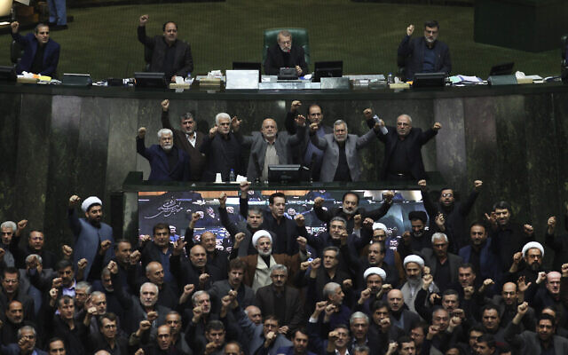 Des députés iraniens scandent des slogans anti-américains et anti-israéliens pour protester contre l'assassinat par les Etats-Unis du général Qassem Soleimani, au début d'une session ouverte du Parlement à Téhéran, en Iran, le 5 janvier 2020. (Mohammad Hassanzadeh/Tasnim News Agency via AP) Des députés iraniens scandent des slogans anti-américains et anti-israéliens pour protester contre l'assassinat par les Etats-Unis du général Qassem Soleimani, au début d'une session ouverte du Parlement à Téhéran, en Iran, le 5 janvier 2020. (Mohammad Hassanzadeh/Tasnim News Agency via AP)