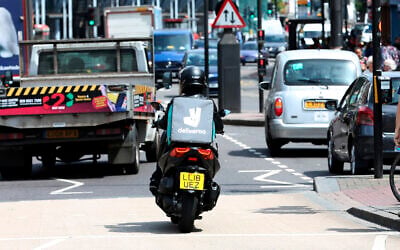 Un livreur Deliveroo, à Londres, le 15 juin 2018. (Crédit : AP Photo / Robert Stevens)