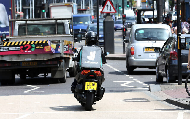 Un livreur Deliveroo, à Londres, le 15 juin 2018. (Crédit : AP Photo / Robert Stevens)