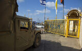 Un soldat israélien ouvre les portes du poste frontière de Rosh Hanikra entre Israël et le Liban dans le nord d'Israël, le 14 octobre 2020. (Ariel Schalit / AP)