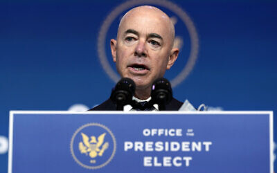 Alejandro Mayorkas, choisi par le président-élu américain Joe Biden pour le poste de secrétaire de la Sécurité intérieure, s'exprime au  Queen theater de Wilmington, dans le Delaware, le 24 novembre 2020. (Crédit : AP Photo/Carolyn Kaster)