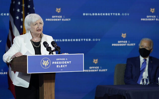Le président américain élu Joe Biden, à droite, écoute Janet Yellen, nommée au poste de secrétaire au Trésor, lors de son discours au Queen Theater, mardi 1er décembre 2020, à Wilmington, Del. (Crédit : AP Photo/Andrew Harnik) Le président américain élu Joe Biden, à droite, écoute Janet Yellen, nommée au poste de secrétaire au Trésor, lors de son discours au Queen Theater, mardi 1er décembre 2020, à Wilmington, Del. (Crédit : AP Photo/Andrew Harnik)