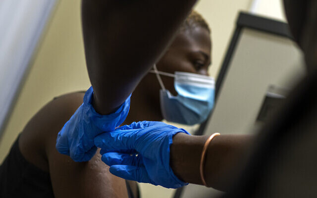 Thabisle Khlatshwayo reçoit sa deuxième injection dans un centre d'essai de vaccins pour AstraZeneca à l'hôpital Chris Sani Baragwanath de Soweto, près de Johannesburg, en Afrique du Sud, le 30 novembre 2020. (Crédit : AP Photo/Jerome Delay) Thabisle Khlatshwayo reçoit sa deuxième injection dans un centre d'essai de vaccins pour AstraZeneca à l'hôpital Chris Sani Baragwanath de Soweto, près de Johannesburg, en Afrique du Sud, le 30 novembre 2020. (Crédit : AP Photo/Jerome Delay)
