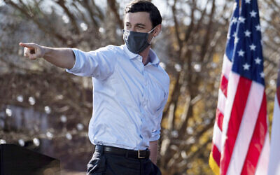 Le sénateur élu Jon Ossoff prend la parole lors de sa campagne électorale, le 21 décembre 2020 à Columbus, en Géorgie. (Photo AP / Ben Gray)