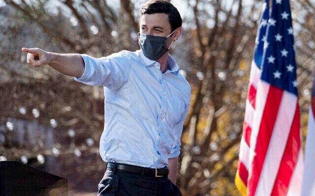 Le sénateur élu Jon Ossoff prend la parole lors de sa campagne électorale, le 21 décembre 2020 à Columbus, en Géorgie. (Photo AP / Ben Gray)