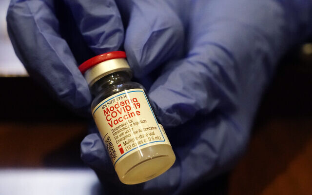 Un vaccin Moderna contre la COVID-19 tenu par un infirmier à Boston, dans le Massachusetts, le 30 décembre 2020. (Crédit Elise Amendola/AP) Un vaccin Moderna contre la COVID-19 tenu par un infirmier à Boston, dans le Massachusetts, le 30 décembre 2020. (Crédit Elise Amendola/AP)